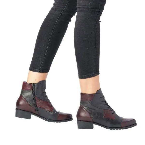 D6882 Lace-Up Ankle Boot