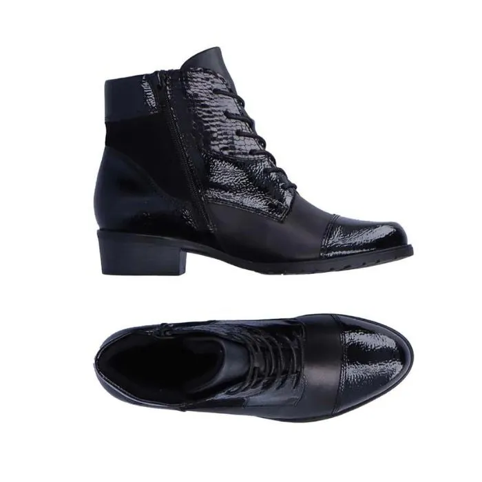 D6882 Lace-Up Ankle Boot