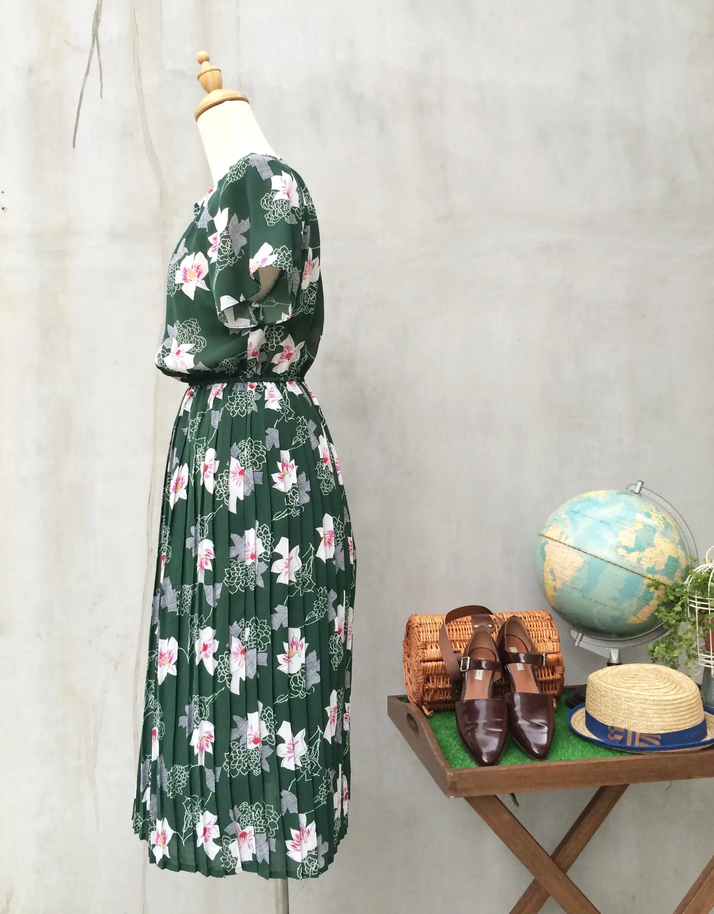 Miss Hardy | Orchid flower geometric print Vintage 1970s pleated Day dress