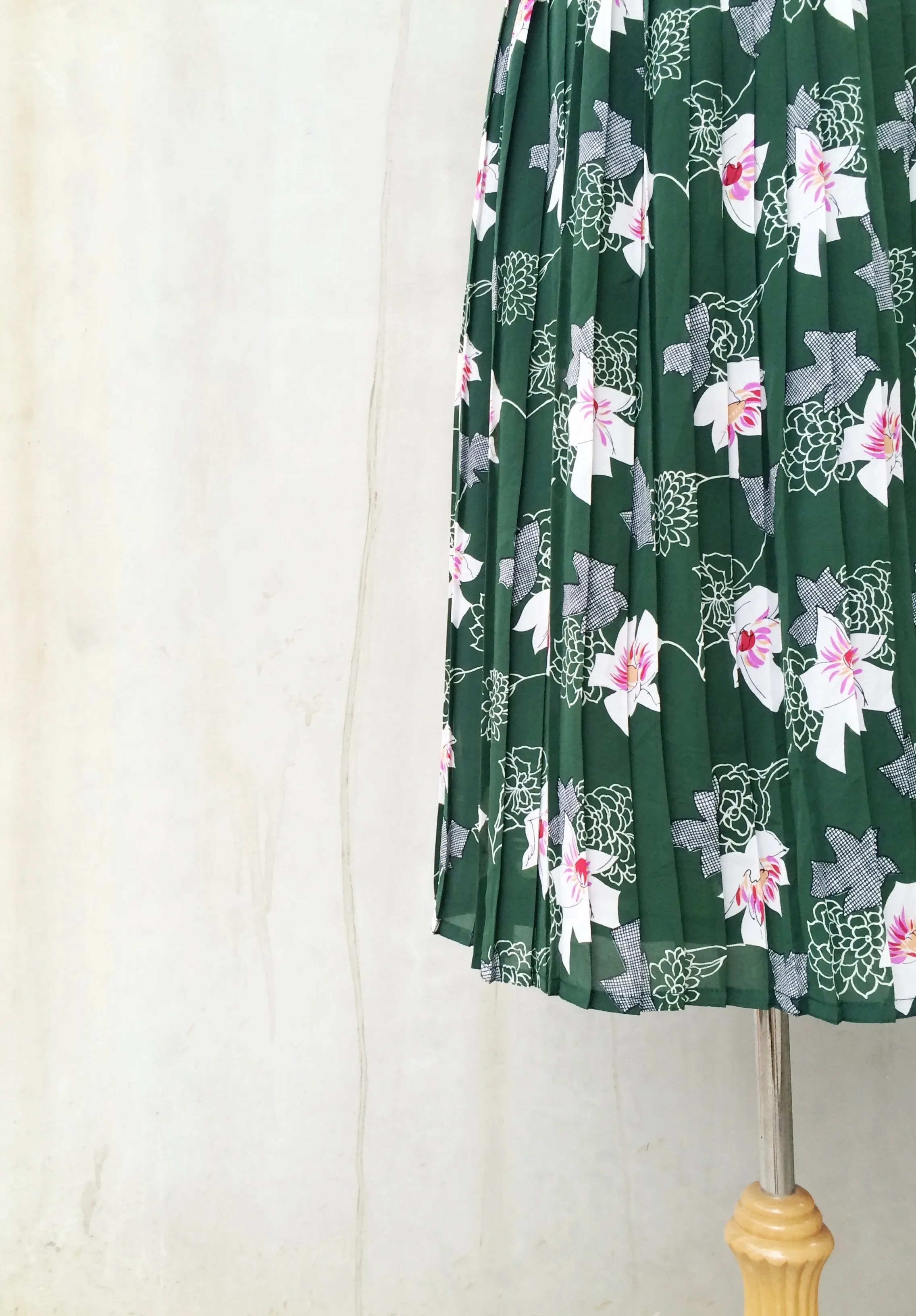 Miss Hardy | Orchid flower geometric print Vintage 1970s pleated Day dress